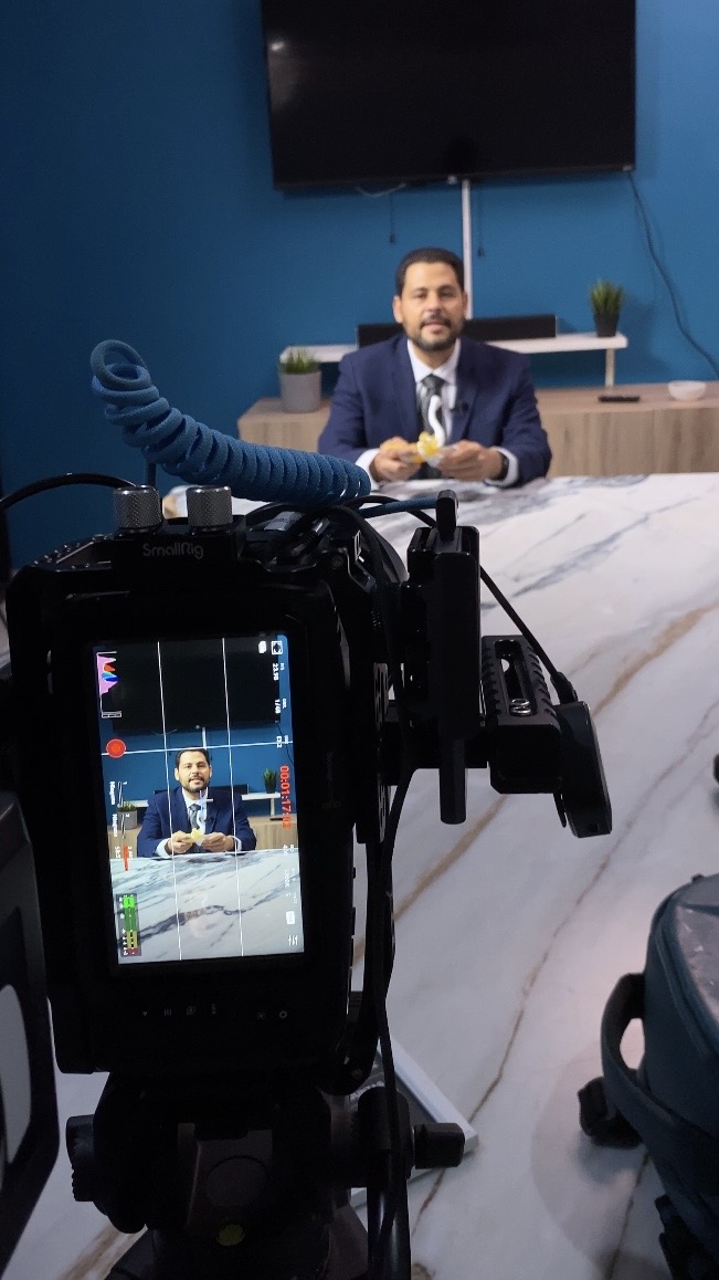 Producción de video corporativo con cámara profesional durante grabación para contenido en redes sociales